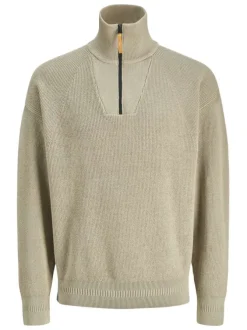 Pull en coton beige côtelé à coupe droite et col montant et zippé resserré