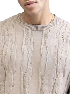 Pull en coton beige pourvu d'un col rond et de manches longues