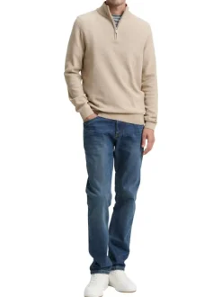Pull en coton beige uni avec un col camionneur et des manches longues