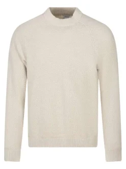 Pull en coton beige uni avec une coupe ajustée et un col montant