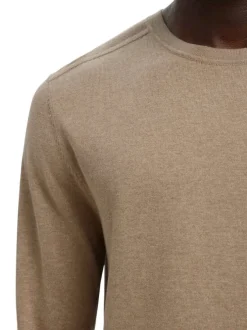 Pull en coton beige uni avec une coupe droite et des manches longues