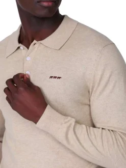 Pull en coton beige uni avec une coupe droite et un col polo