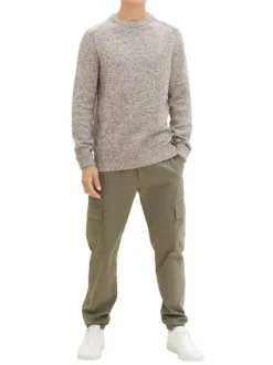 Pull en coton beige uni coupe droite avec un col rond et un patch au bras