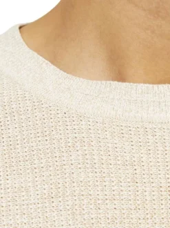 Pull en coton beige uni effet texturée avec une coupe droite et un col rond
