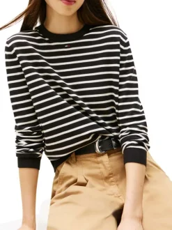 Pull en coton biologique noir à rayures avec une coupe droite et un col rond