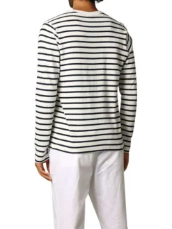 Pull en coton blanc à rayures bleues marine avec un col rond et une coupe droite