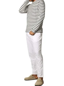 Pull en coton blanc à rayures bleues marine avec un col rond et une coupe droite