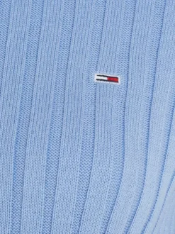 Pull en coton bleu ciel côtelé avec une coupe droite et un col montant