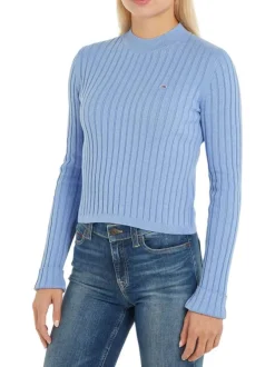 Pull en coton bleu ciel côtelé avec une coupe droite et un col montant