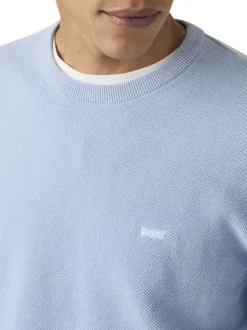 Pull en coton bleu ciel uni avec une coupe droite et un col rond