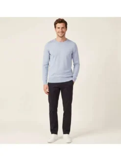 Pull en coton bleu uni avec une coupe droite et un col rond