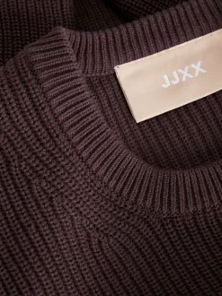 Pull en coton bordeaux uni avec une coupe droite et un col rond