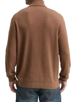 Pull en coton brun uni avec un col roulé et des manches longues