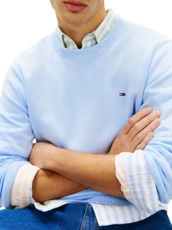 Pull en coton ciel uni avec une coupe droite et un col rond