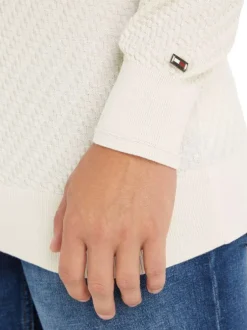Pull en coton écru uni avec une coupe droite et un col rond en bord côte