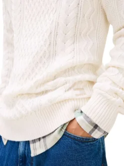 Pull en coton ecru uni avec une coupe droite et logo iconique