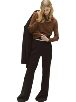 Pull en coton et laine chocolat uni avec une coupe droite et un col polo