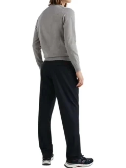 Pull en coton gris chiné avec logo de la marque brodé à gauche de la poitrine