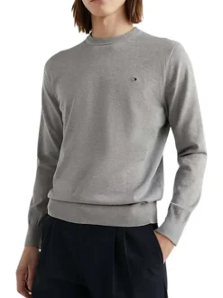 Pull en coton gris chiné avec logo de la marque brodé à gauche de la poitrine
