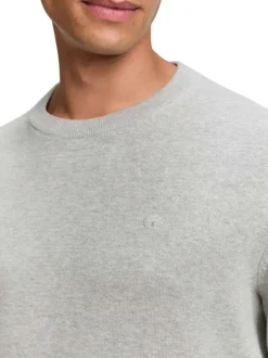 Pull en coton gris clair avec un col rond et des manches longues