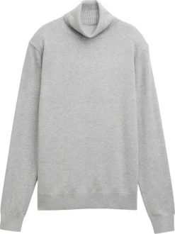 Pull en coton gris clair avec un col roulé et des manches longues