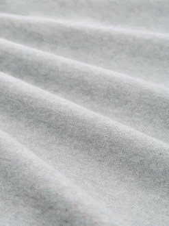 Pull en coton gris clair avec un col roulé et des manches longues