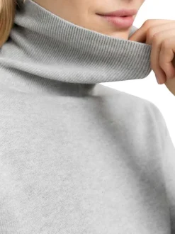 Pull en coton gris clair avec un col roulé et des manches longues