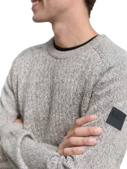 Pull en coton gris clair moucheté avec un col rond et des manches longues