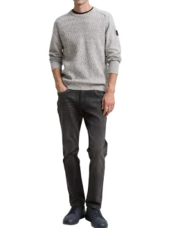 Pull en coton gris clair moucheté avec un col rond et des manches longues