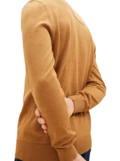 Pull en coton maille piquée camel avec une coupe droite et un col rond