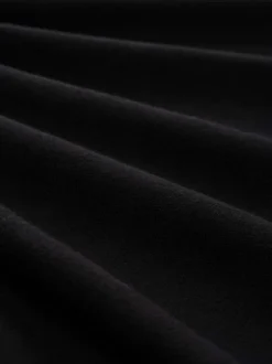 Pull en coton marine uni avec un col rond et des manches longues