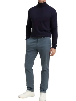 Pull en coton marine uni avec un col roulé et des manches longues