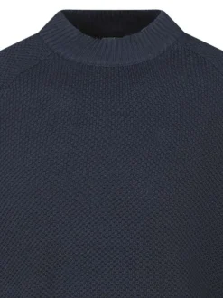 Pull en coton marine uni avec une coupe ajustée et un col montant