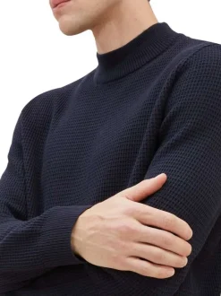 Pull en coton marine uni coupe droite avec un col montant et maille gaufrée
