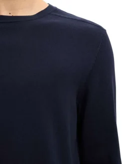 Pull en coton marine uni pourvu d'une coupe droite et d'un col rond