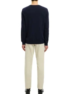 Pull en coton marine uni pourvu d'une coupe droite et d'un col rond