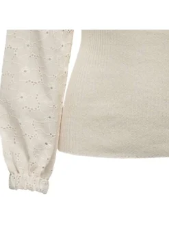 Pull en coton mélangé écru à motif floral au niveau des manches