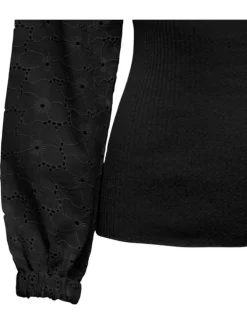 Pull en coton mélangé noir fleuri avec un col v arrondi et une coupe ajustée