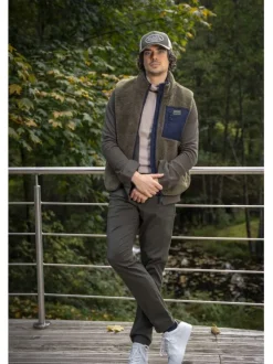 Pull en coton mélangé taupe avec un col roulé finement côtelé