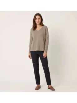 Pull en coton mélangé taupe uni pourvu d'une coupe droite et d'un col v