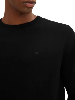 Pull en coton noir avec un col rond une coupe droite et logo brodé poitrine