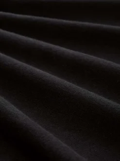 Pull en coton noir uni avec un col roulé et des manches longues