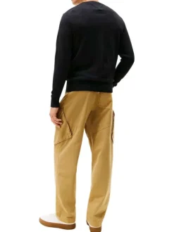 Pull en coton noir uni avec une coupe droite et un col rond