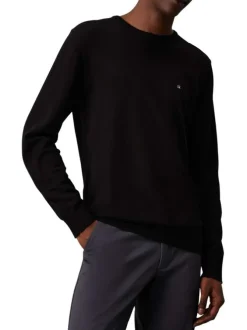Pull en coton noir uni avec une coupe droite un col rond et le logo en petit