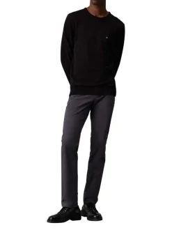 Pull en coton noir uni avec une coupe droite un col rond et le logo en petit