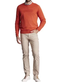 Pull en coton rouge brique uni à coupe ajustée avec le logo ton sur ton