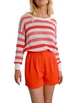 Pull en coton rouge rayé avec une coupe droite et un col rond