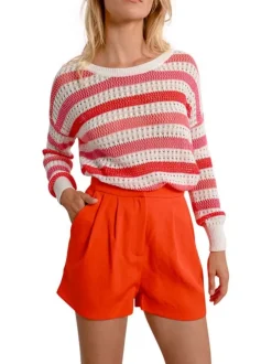 Pull en coton rouge rayé avec une coupe droite et un col rond