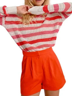Pull en coton rouge rayé avec une coupe droite et un col rond