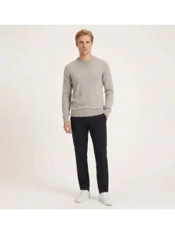 Pull en coton taupe uni avec une coupe droite et un col rond